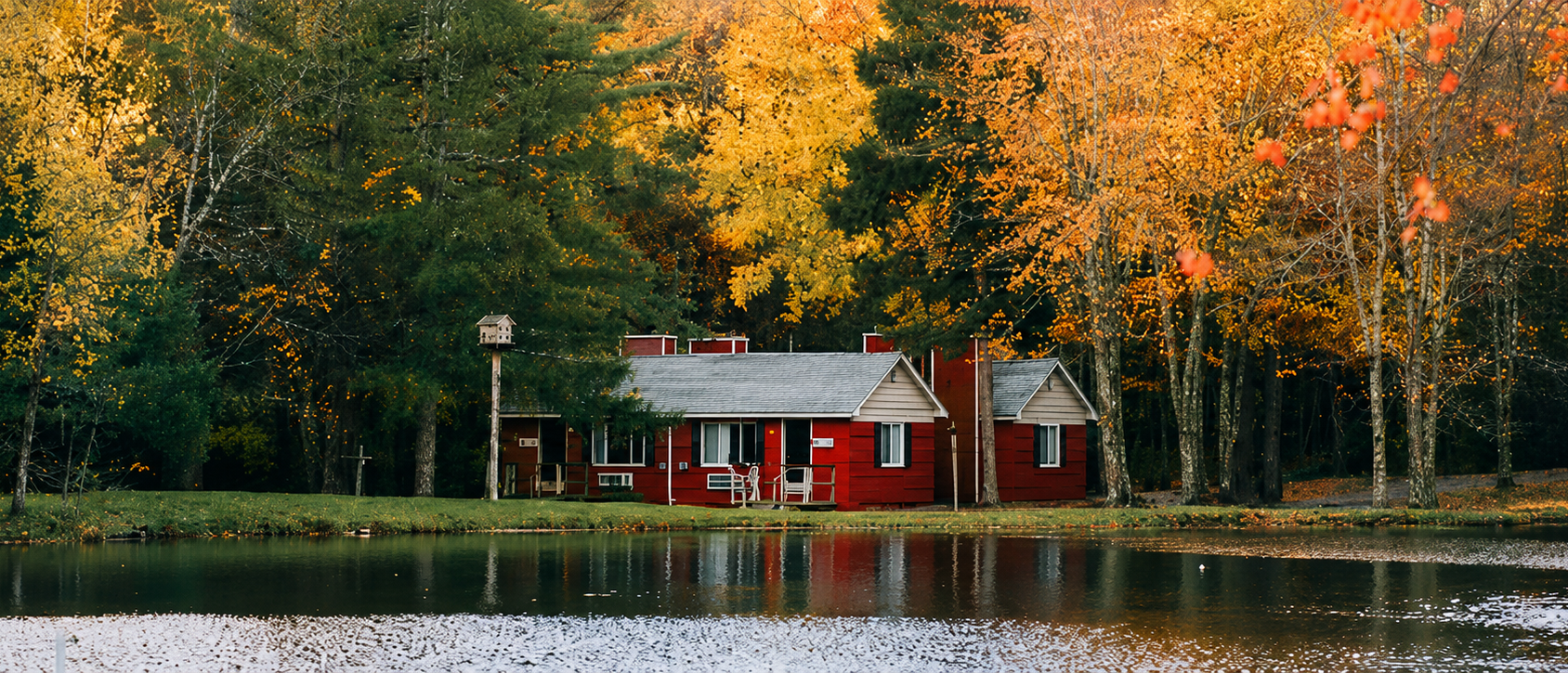 Red cottages on the lake at Memorytown inn