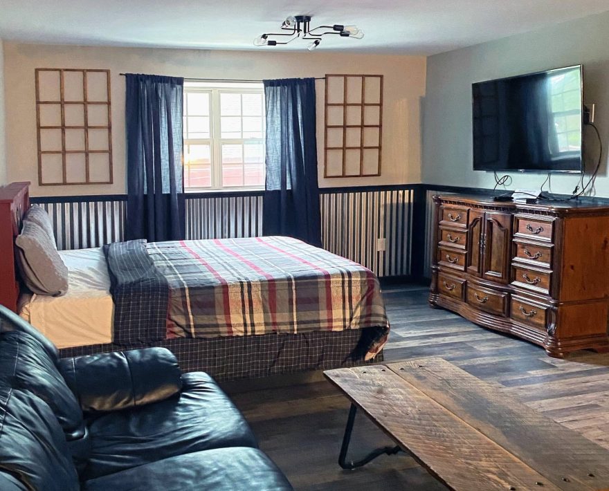 Guest room in rustic Poconos resort