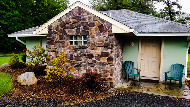 exterior of 2 bedroom cottage in poconos