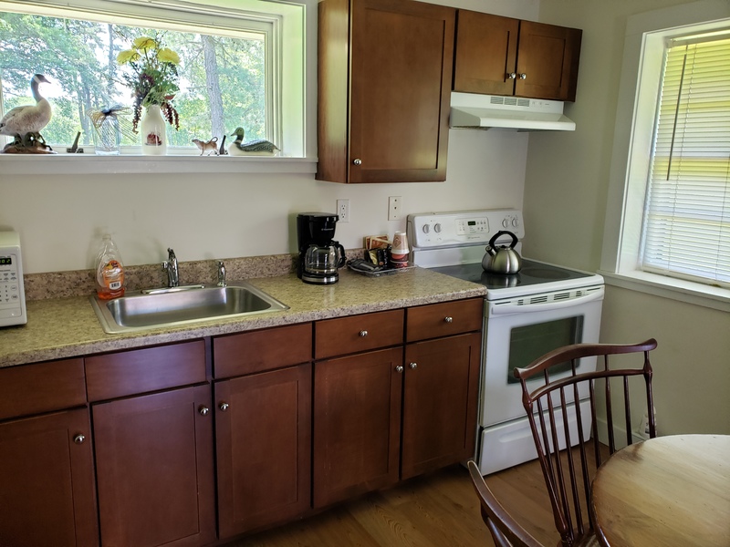 full kitchen in 2 bedroom cottage in poconos