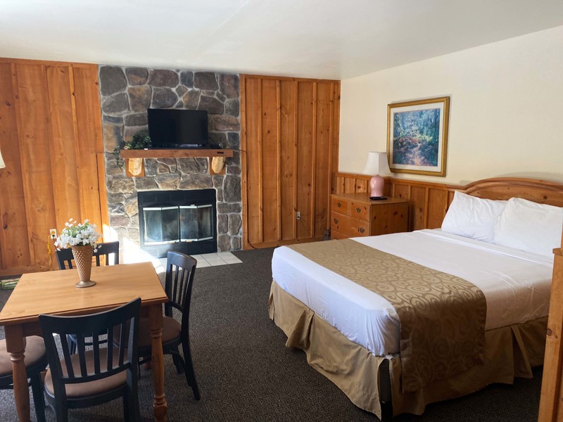 queen bed in premium cabin at grange valley in poconos
