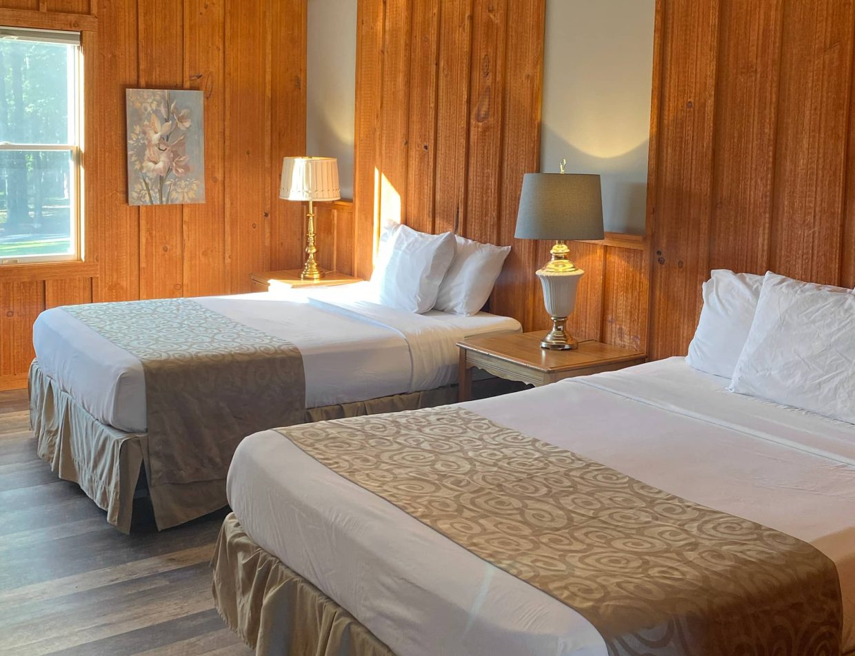 Wood wall cottage with two queen beds in the Poconos