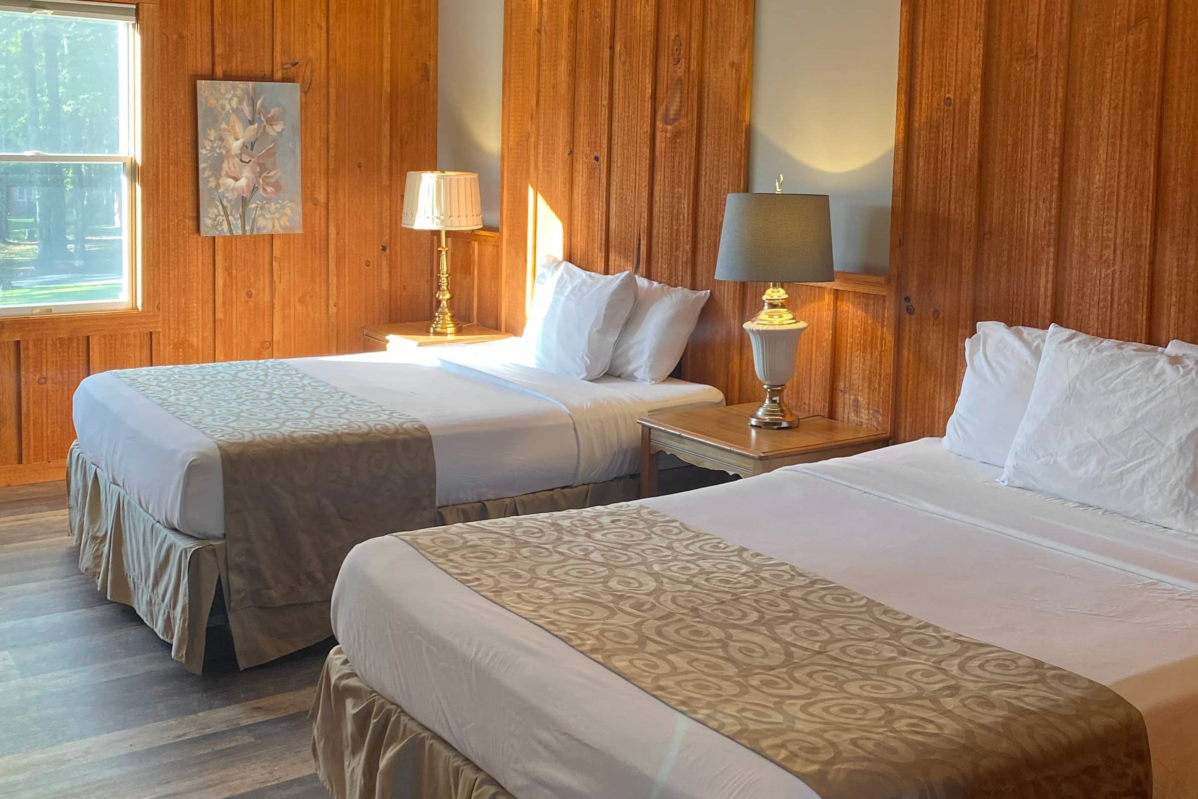 Wood wall cottage with two queen beds in the Poconos