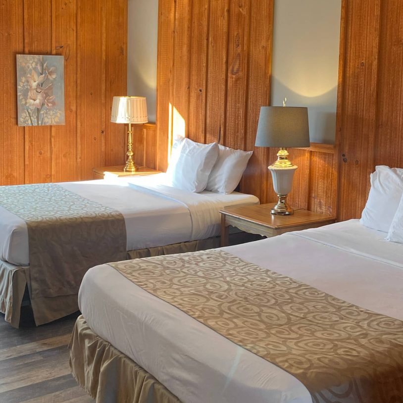 Wood wall cottage with two queen beds in the Poconos