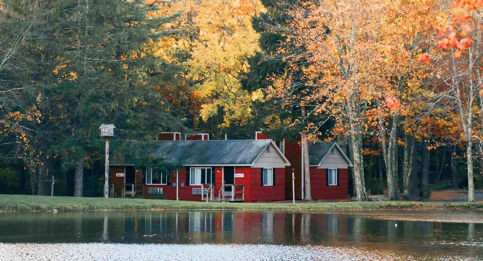 Red cottages on the lake at Memorytown inn