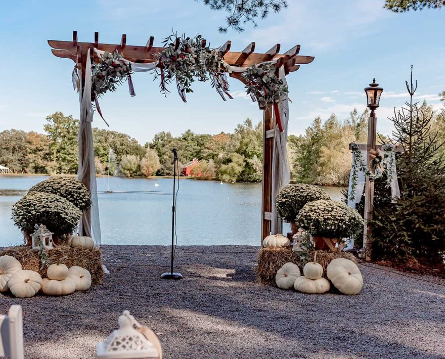 Lakeside arbor for weddings in Mount Pocono, PA