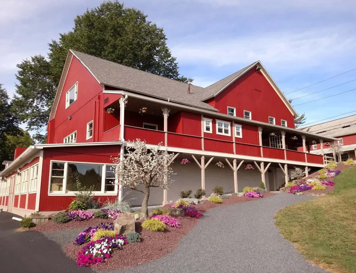 Wedding venue in the Poconos - Heritage Barn with spring flowers